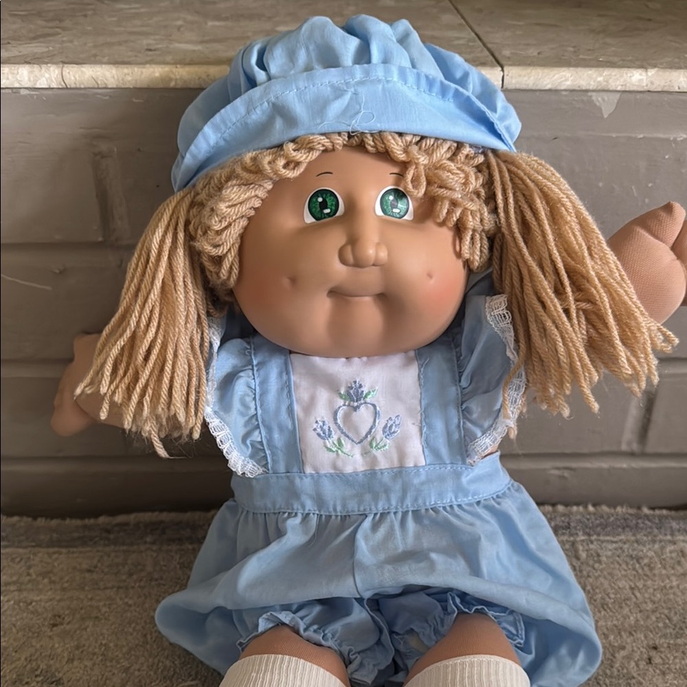 Cabbage Patch Kid Doll with 3 Outfits - Picture 11 of 12